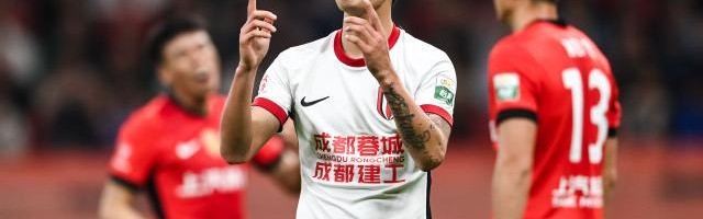 以硬碰硬掀翻海港！成都蓉城上海滩扬威直追申花